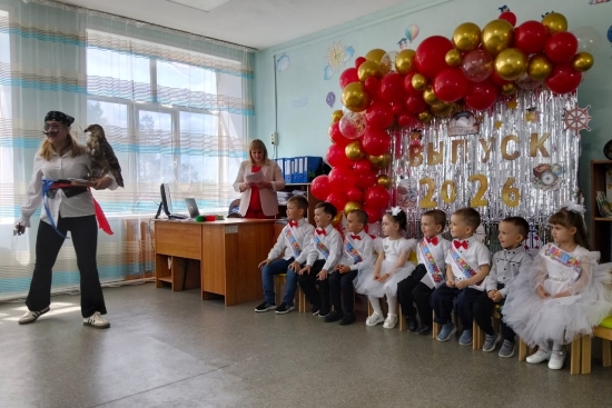 В дошкольной организации при КГУ «Антоновская СШ» прошли выпускные утренники для воспитанников мини-центра и предшкольных классов.   Этот праздник стал важным и трогательным событием для детей, родителей и педагогов. Ребята продемонстрировали свои таланты